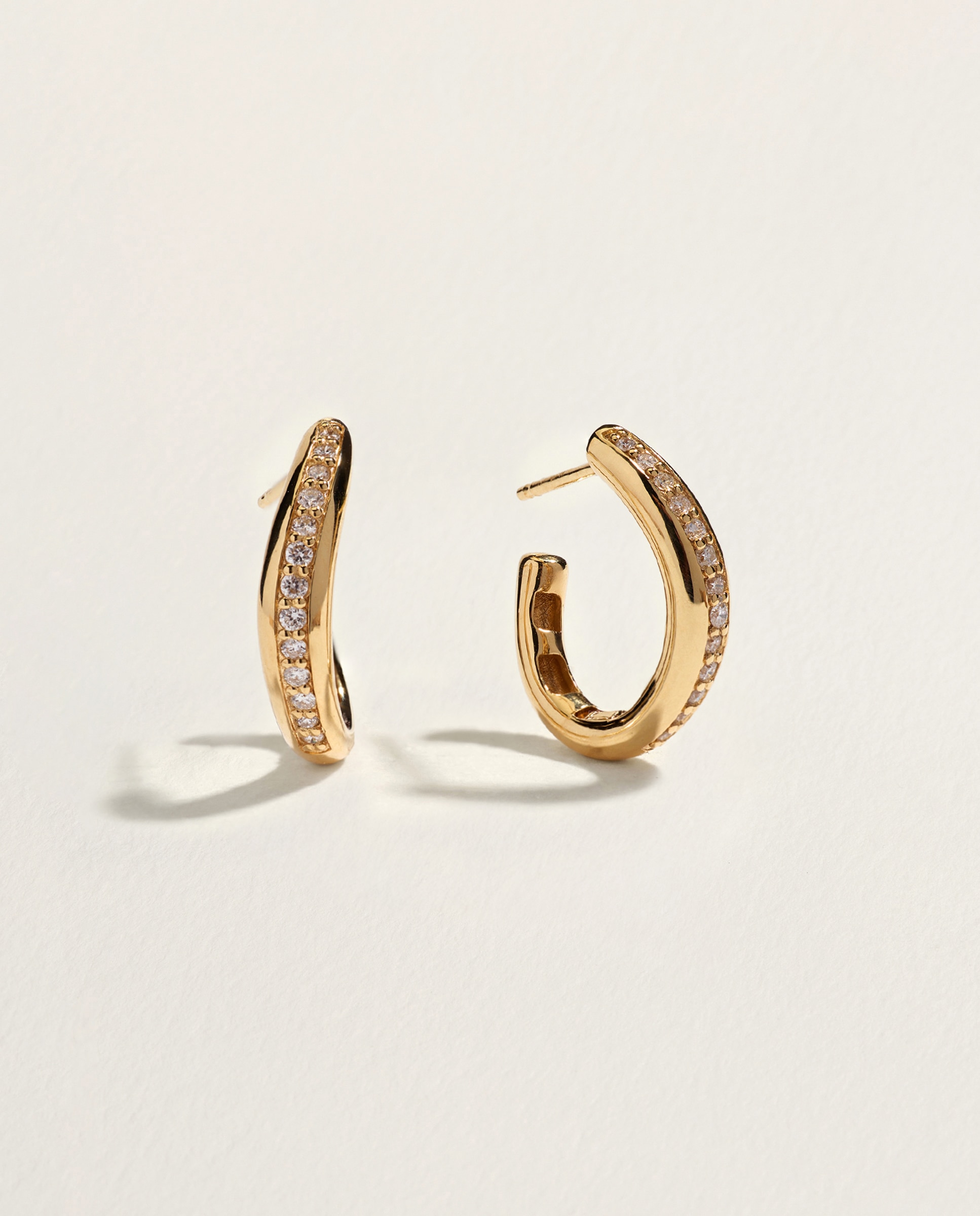 Imagen 0 de Pendientes de oro amarillo de 18K con diamantes en talla brillantel con un peso total de 0,20 ct 300 Amarillo