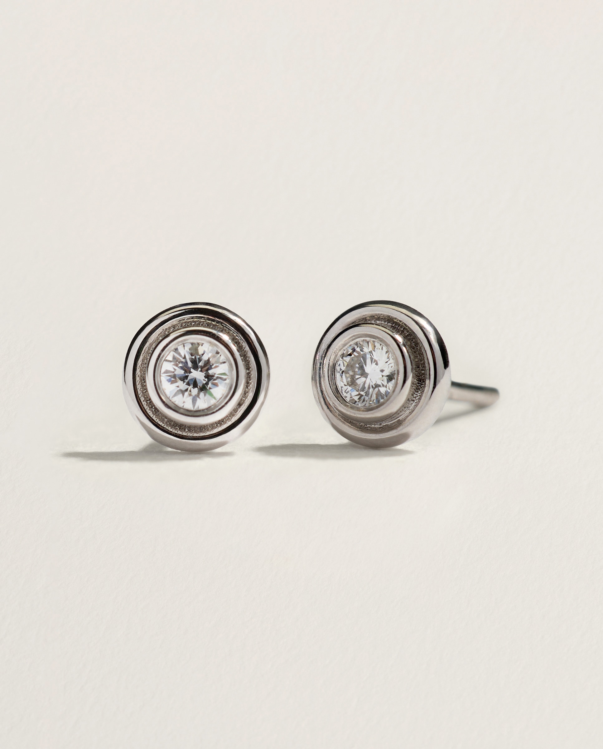 Pendientes en oro blanco de 18K con diamantes en talla brillante con un peso total de 0,14 ct - El Corte Inglés - Plata Plata-1