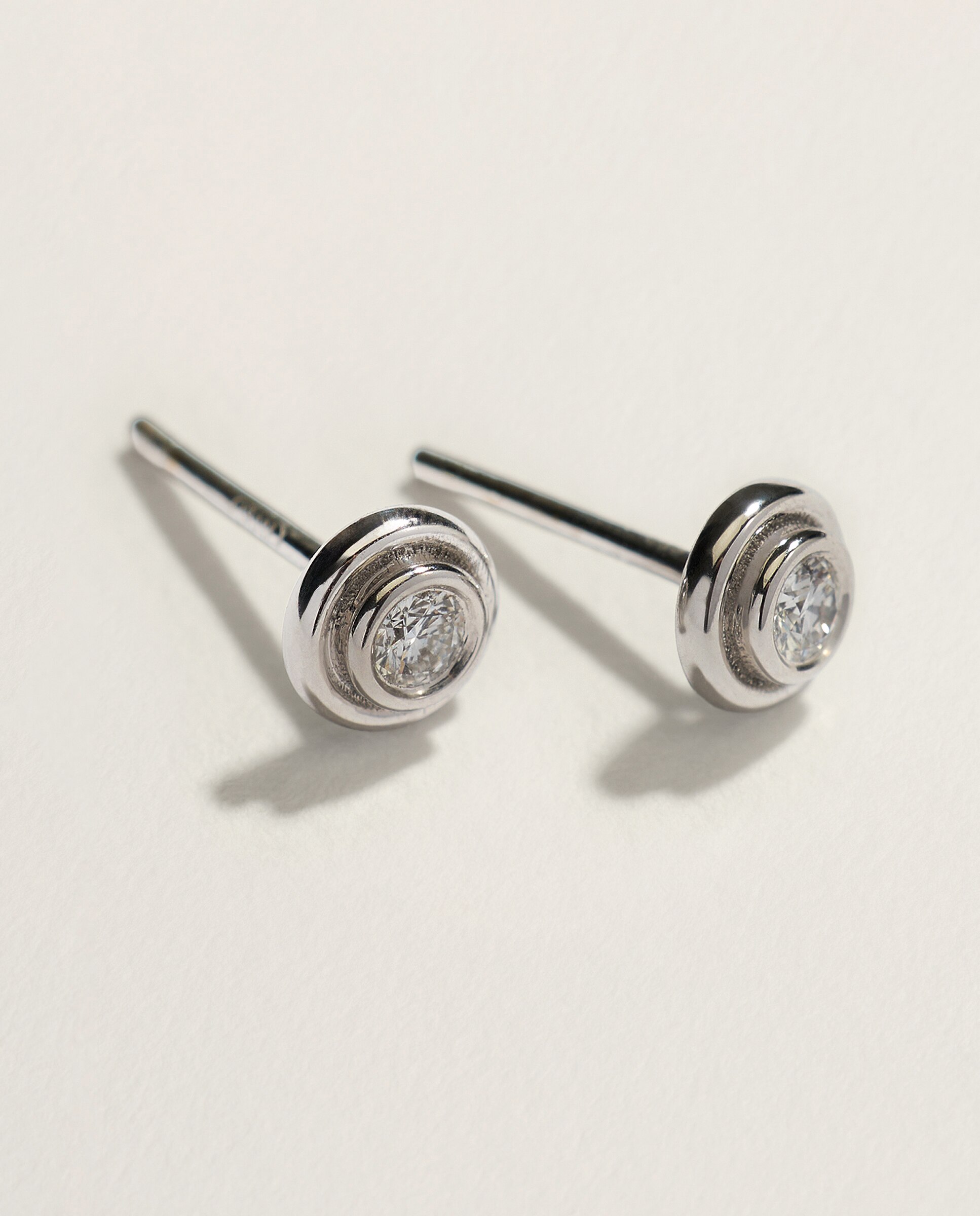 Pendientes en oro blanco de 18K con diamantes en talla brillante con un peso total de 0,14 ct - El Corte Inglés - Plata Plata-2