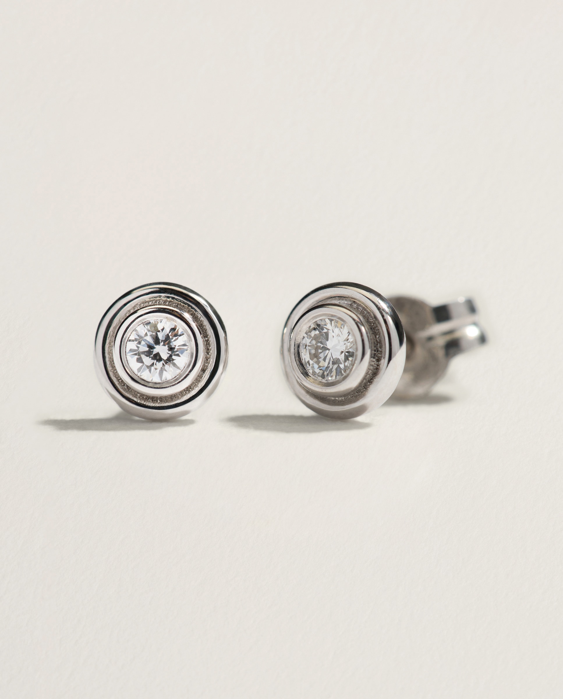 Pendientes en oro blanco de 18K con diamantes en talla brillante con un peso total de 0,14 ct - El Corte Inglés - Plata Plata-3