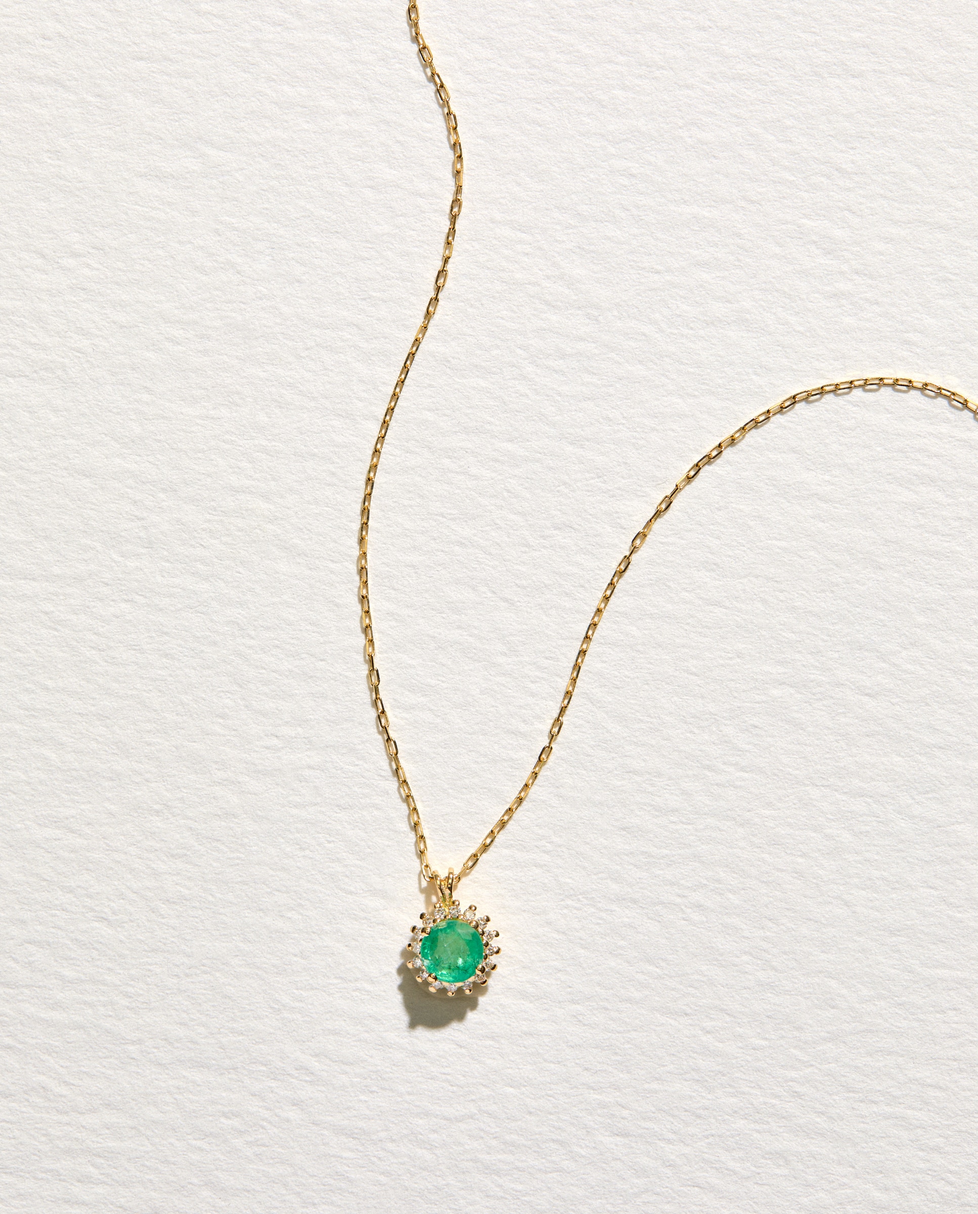 Imagen 0 de Colgante de oro con diamante y esmeralda Verde