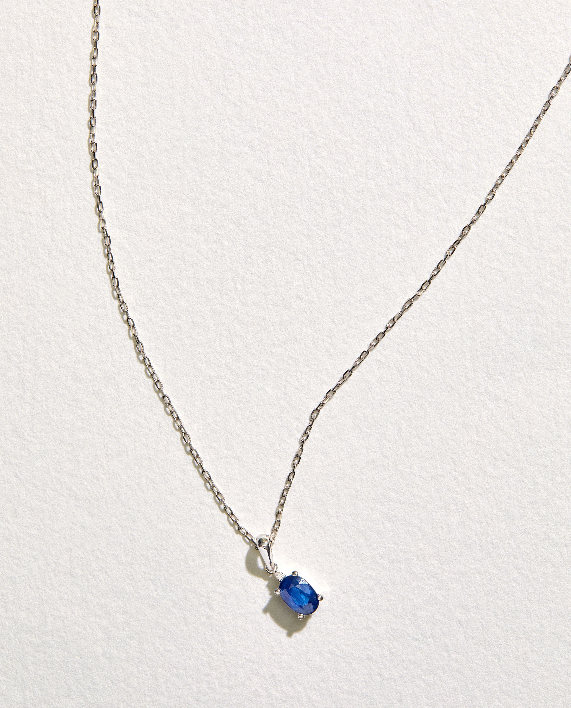 Imagen 0 de Colgante de oro con diamante y zafiro Azul