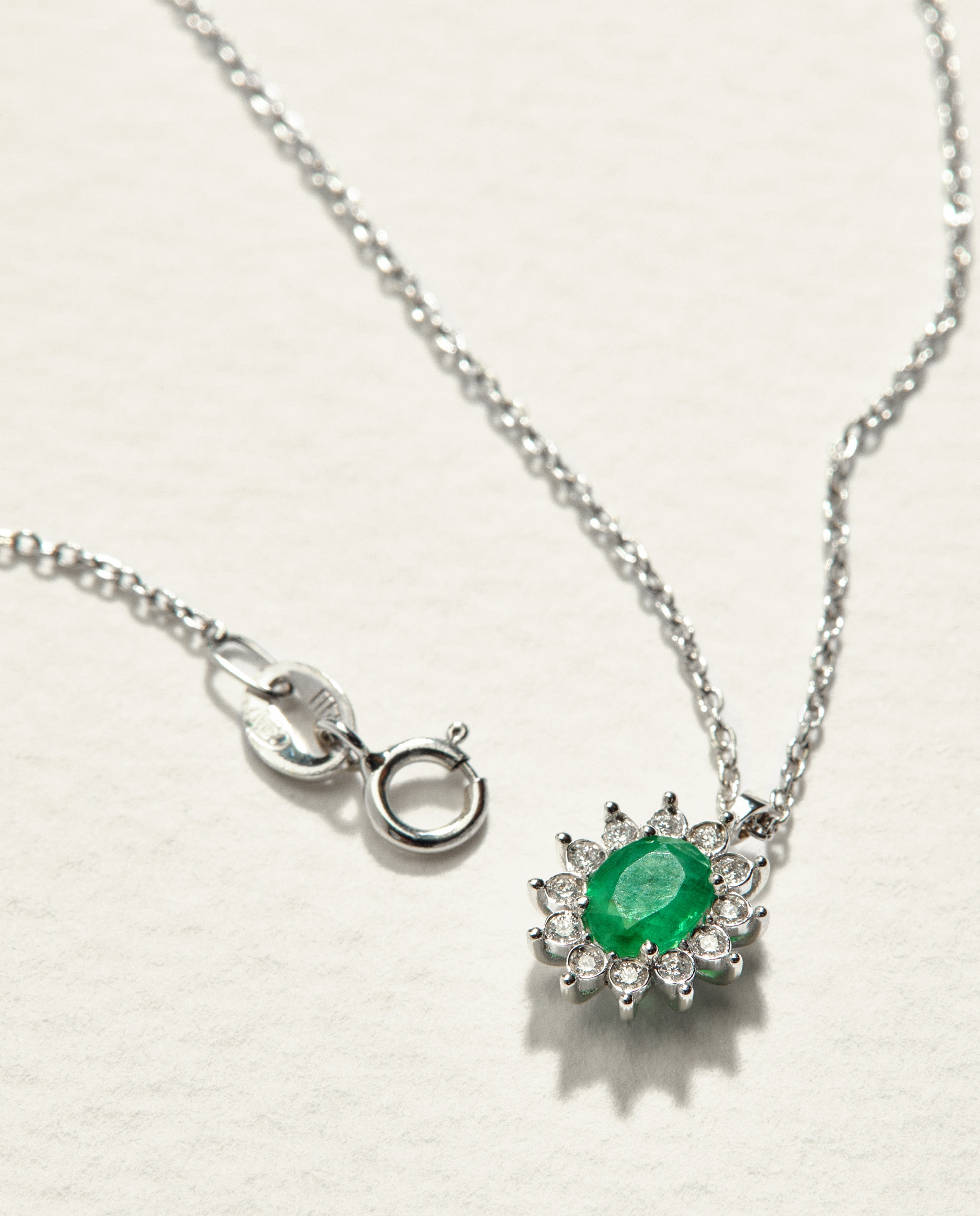 Imagen 2 de Colgante de oro con diamante y esmeralda - El Corte Inglés - Verde Verde
