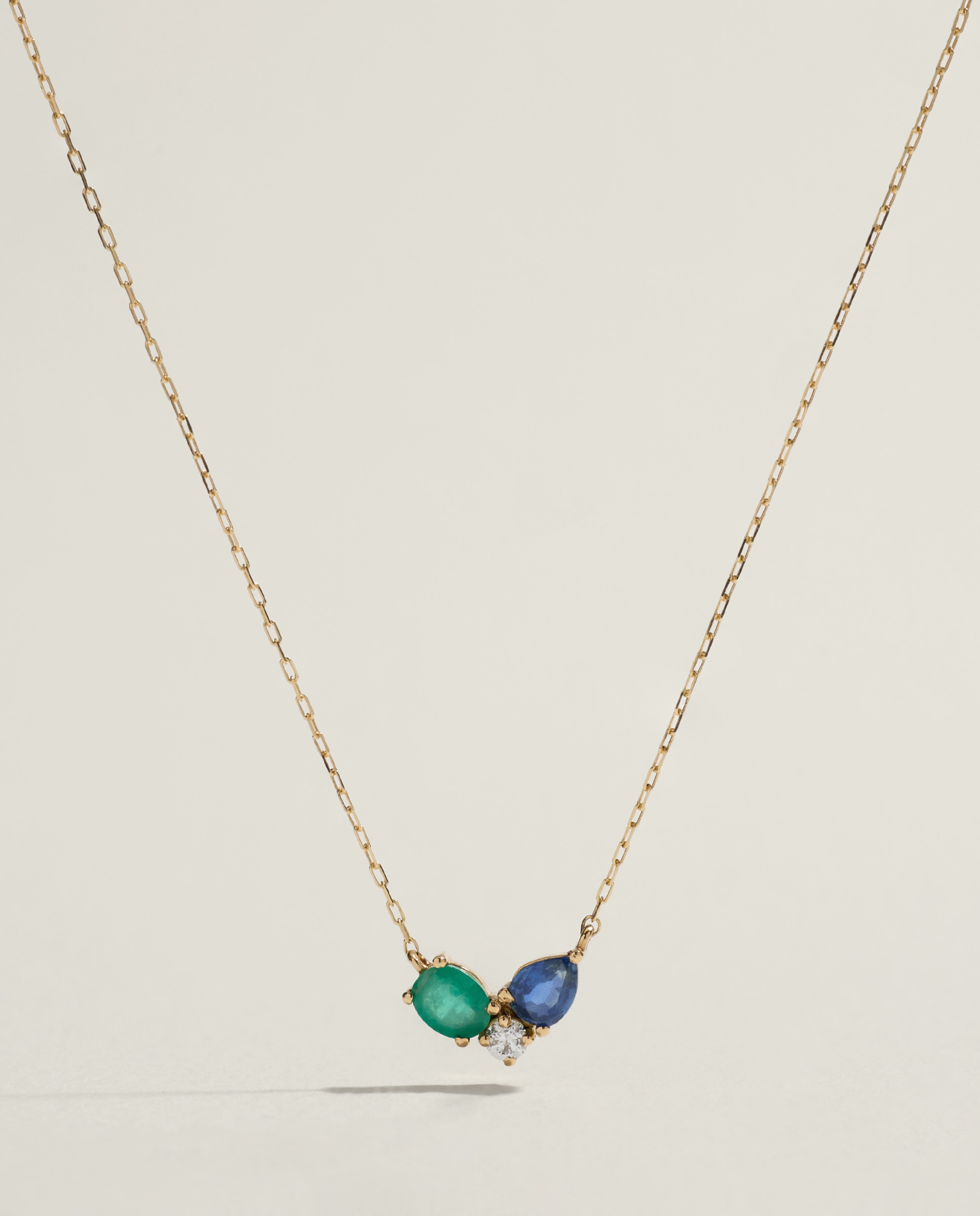 Imagen 0 de Colgante cadena de oro amarillo de 18K con zafiro, esmeralda y diamante 300 Amarillo
