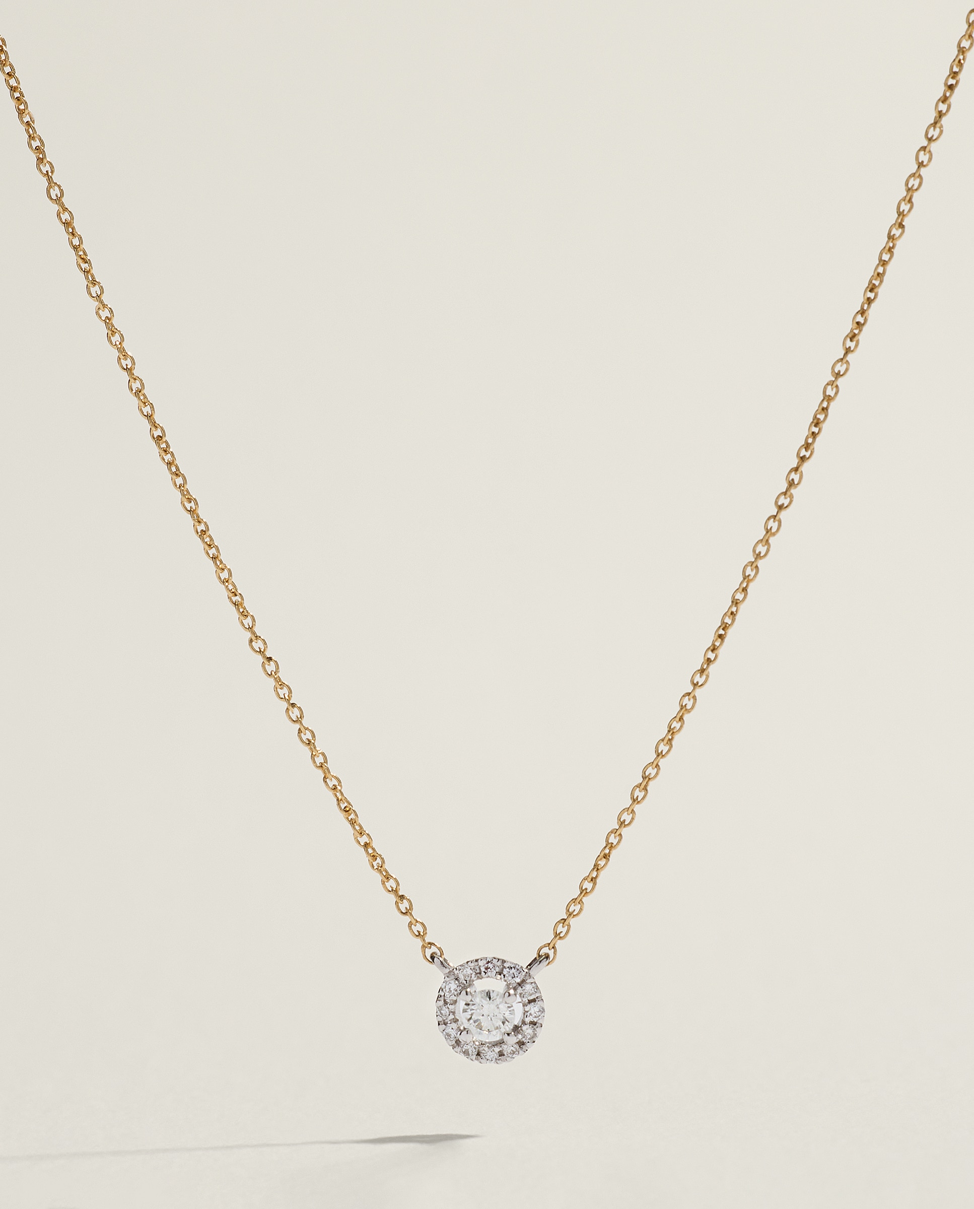 Imagen 0 de Colgante orla bicolor en oro de 18K de diamantes con un peso total de 0,16ct Multicolor