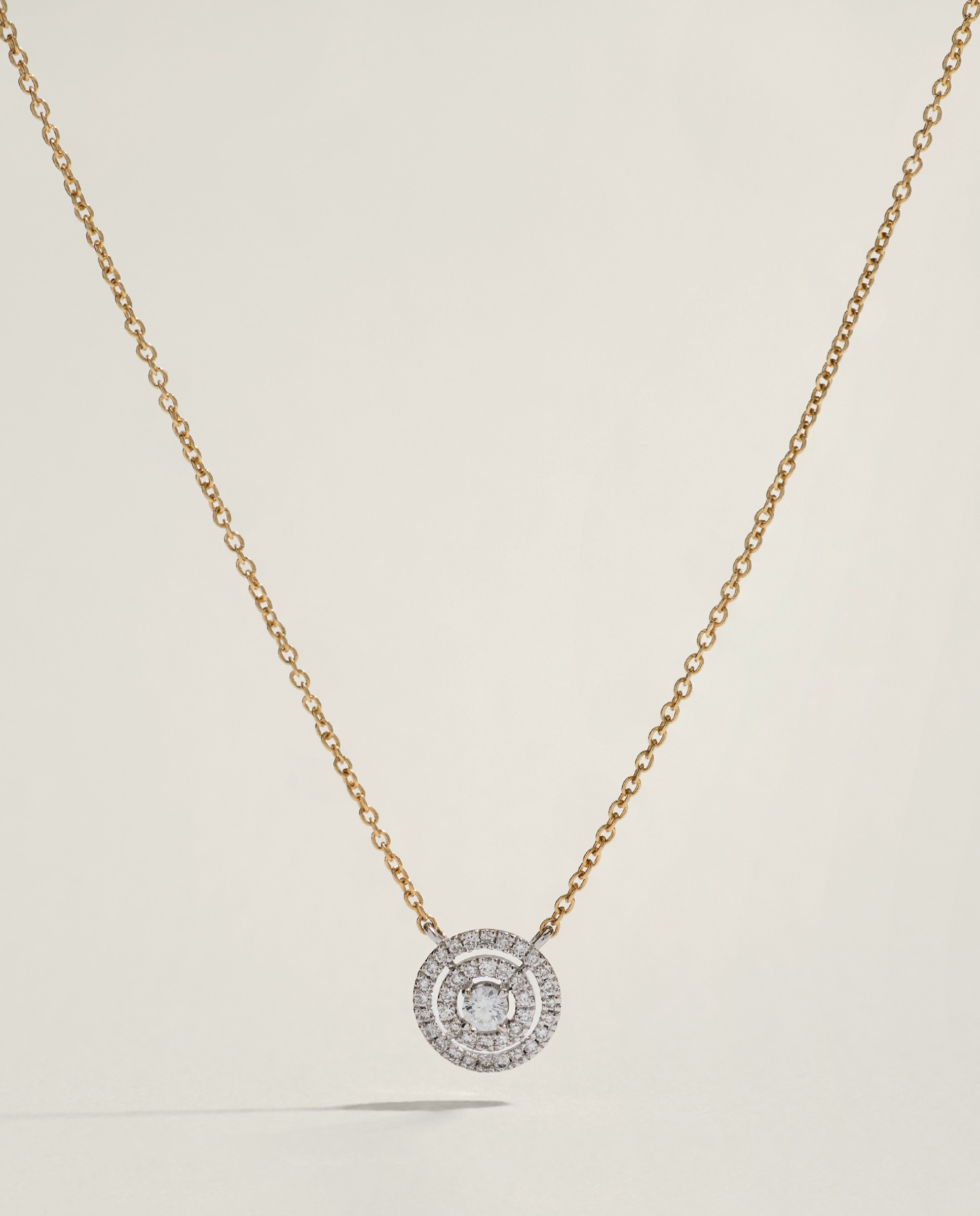 Imagen 0 de Colgante orla bicolor en oro de 18K de diamantes con un peso total de 0,23ct Multicolor