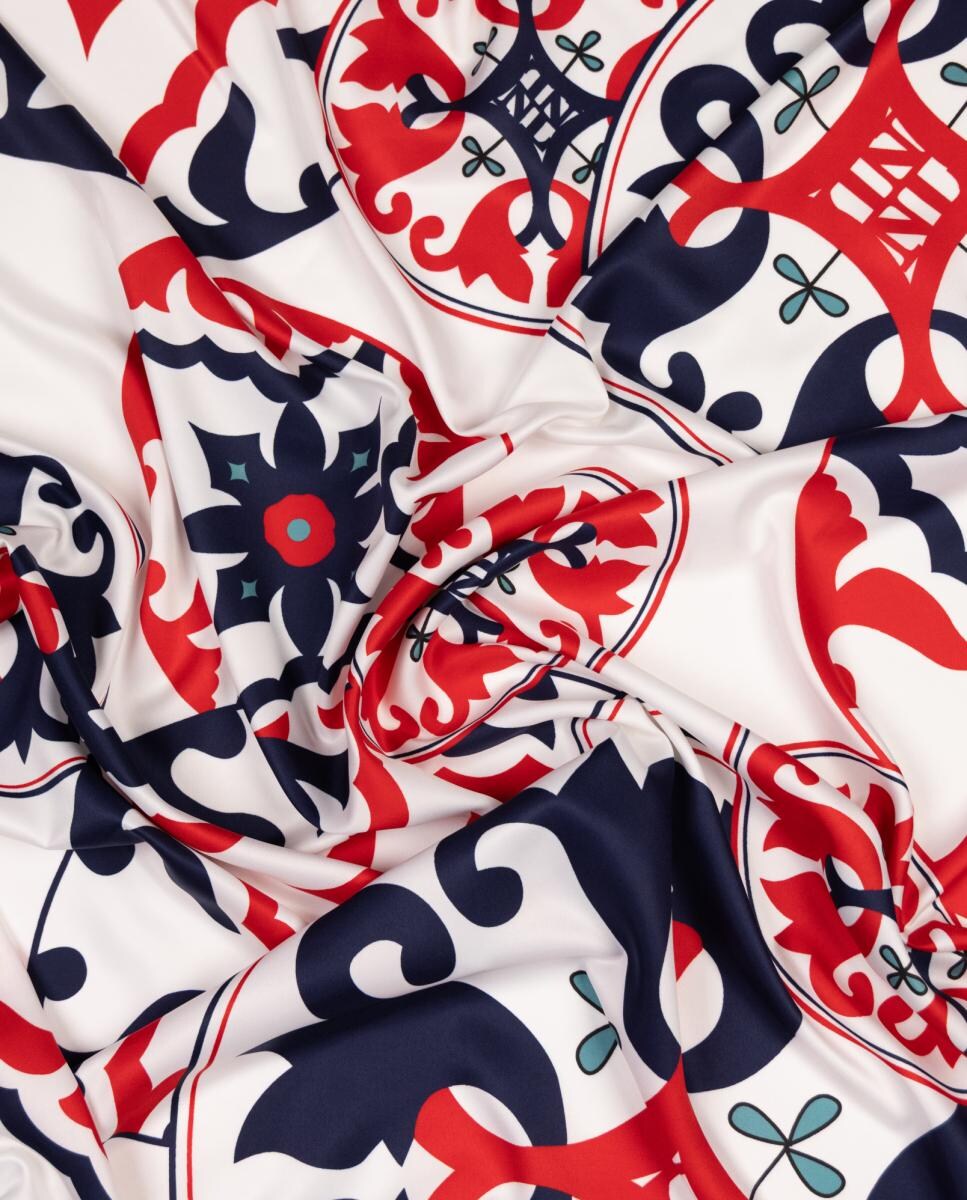 Lenço em Formato Grand Carré com Estampado Tipo Azulejo Artesanal Catalão. Vermelho-2