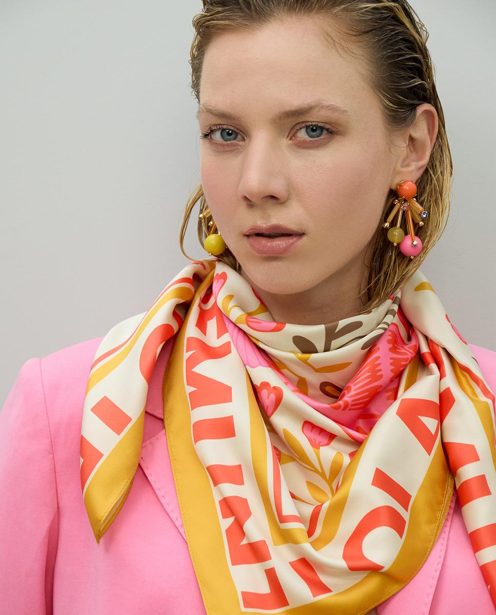 Lenço Acetinado com Motivos Florais Amarelo-10