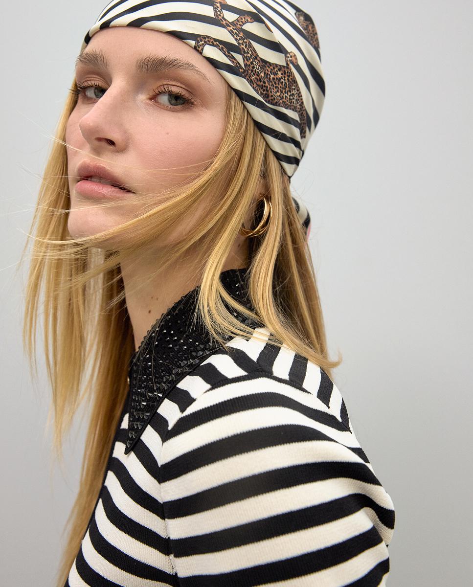 Lenço Acetinado com Estampado às Riscas Preto-8