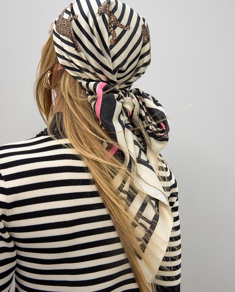 Lenço Acetinado com Estampado às Riscas Preto-9