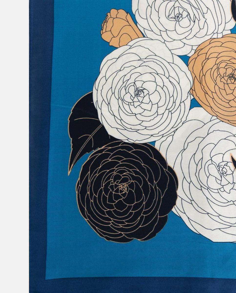 Lenço Quadrado de Poliéster Sedoso com Estampado Floral e Rebordo Decorativo em Contraste Azul-2