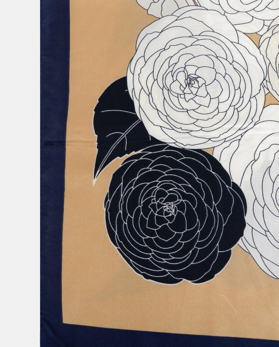 Lenço Quadrado de Poliéster Sedoso com Estampado Floral e Rebordo Decorativo em Contraste Azul-marinho-2