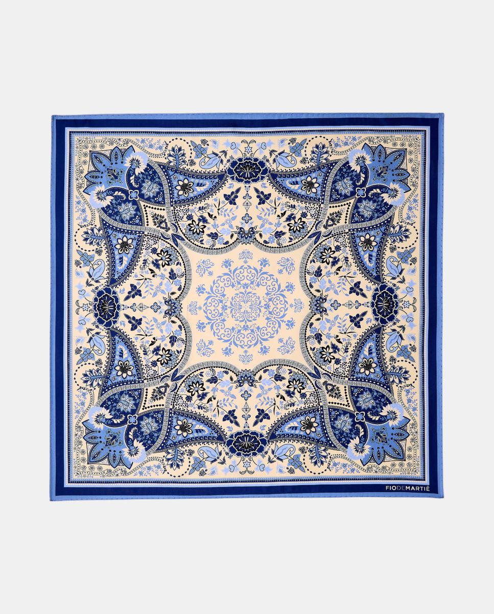 Imagen 0 de Pañuelo  de seda 70 x 70 estampado arabesco y pailey en tonos azules Azul