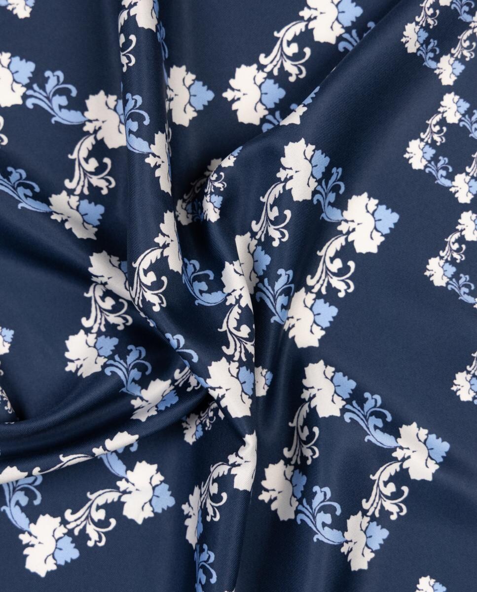 Lenço em Formato Bandana com Estampado de Inspiração Adamascado Azul-2