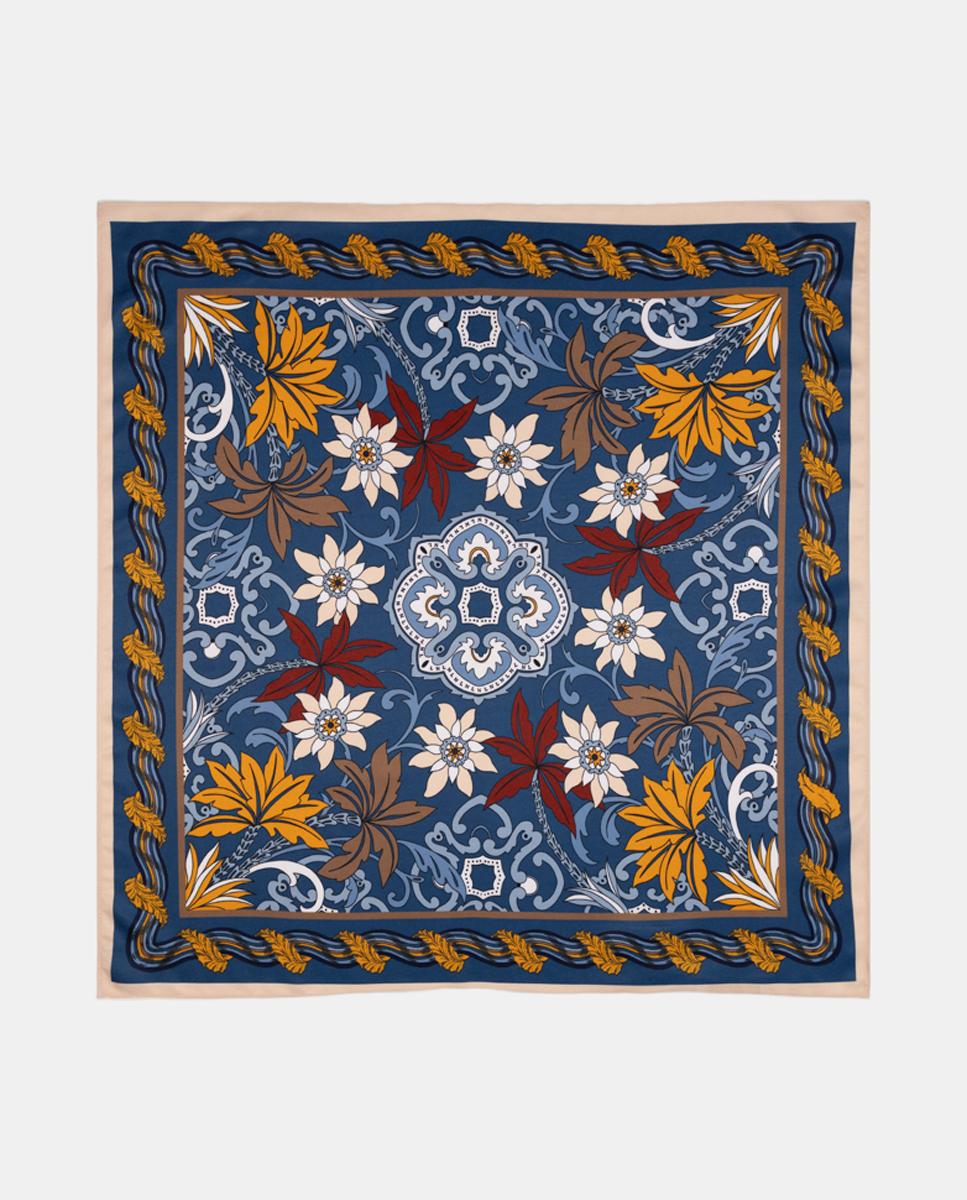 Imagen 0 de Pañuelo en formato bandana con estampado floral-ornamental Azul