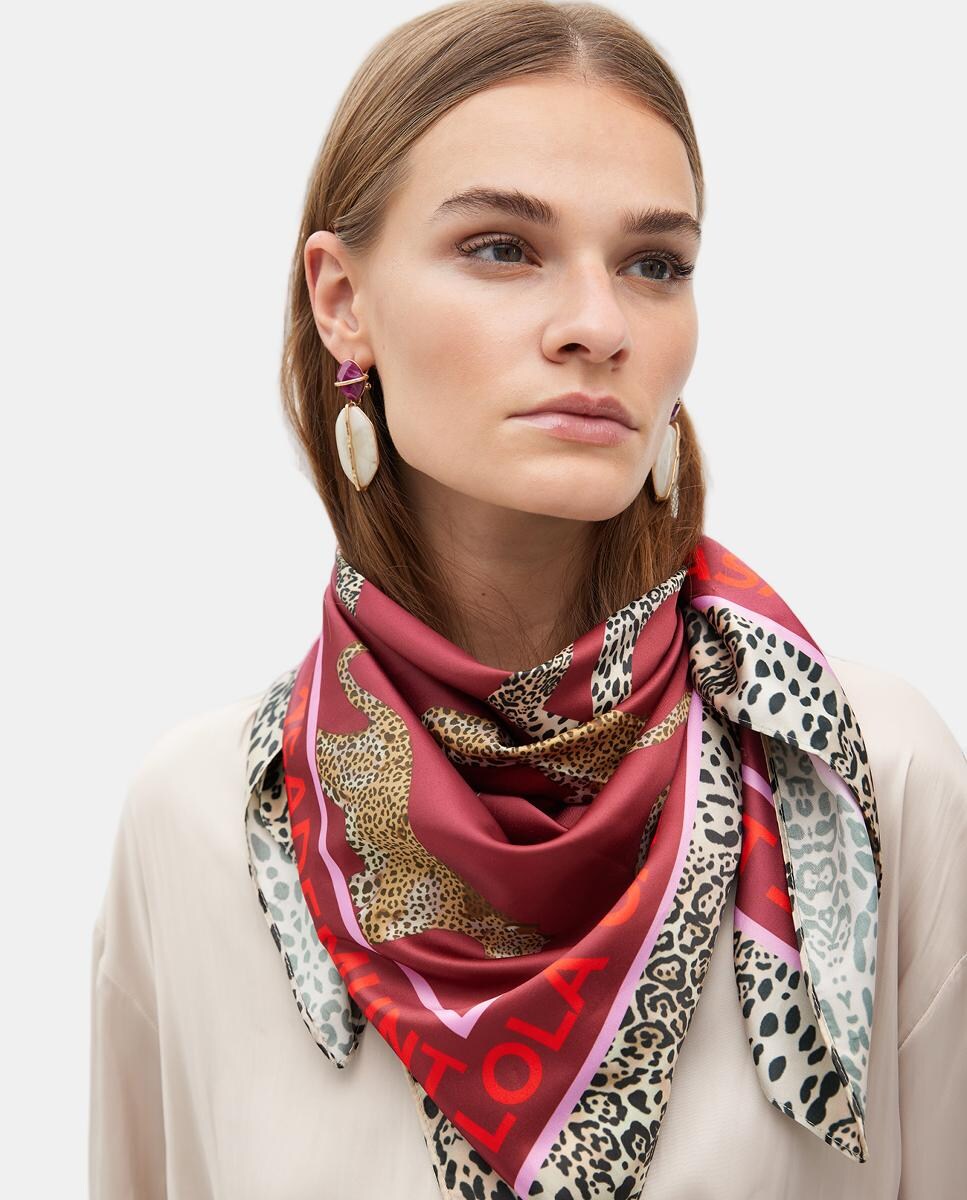 Lenço com Estampado LC e Leopardos - Vermelho/Castanho Bordeaux-2