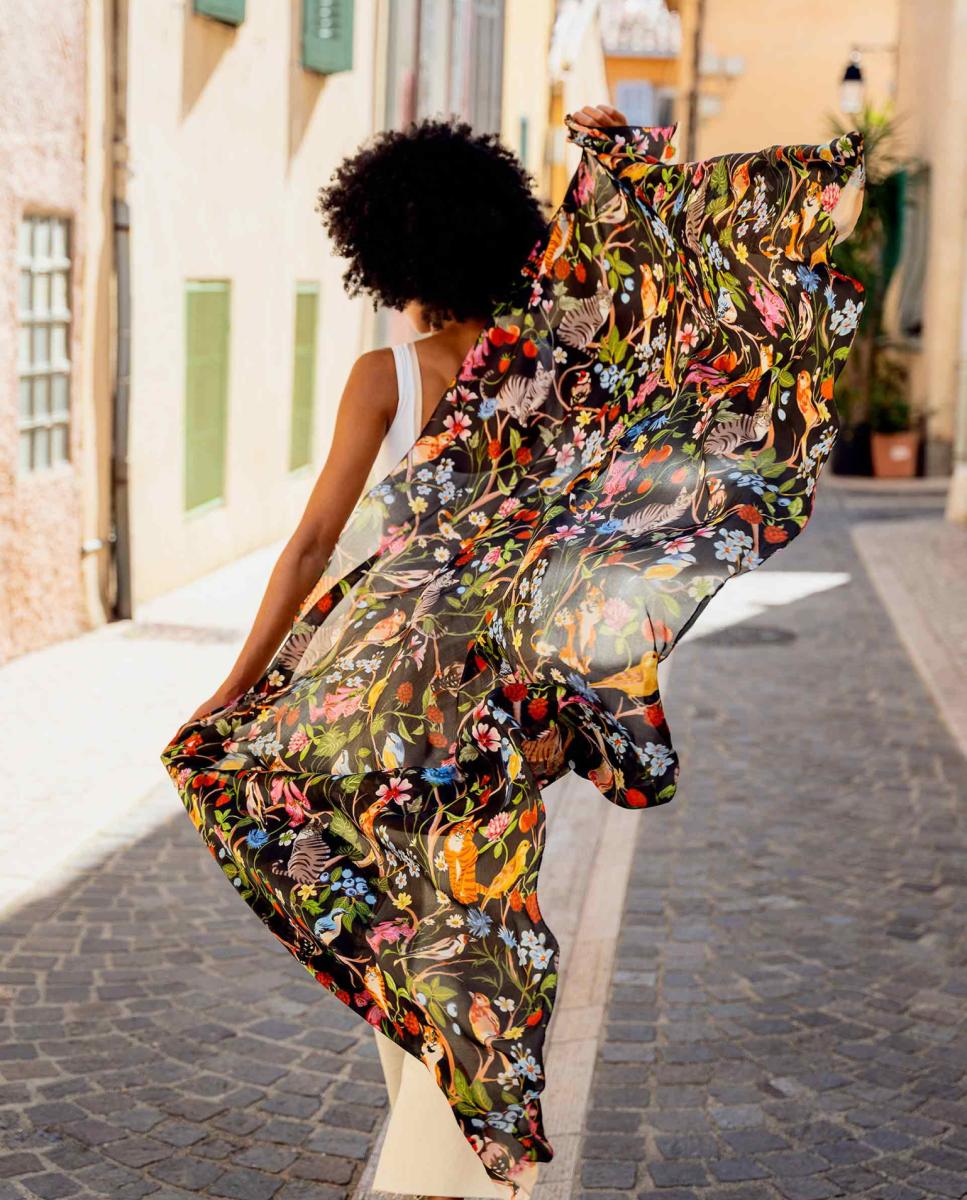 Cachecol com Estampado Floral Preto-5