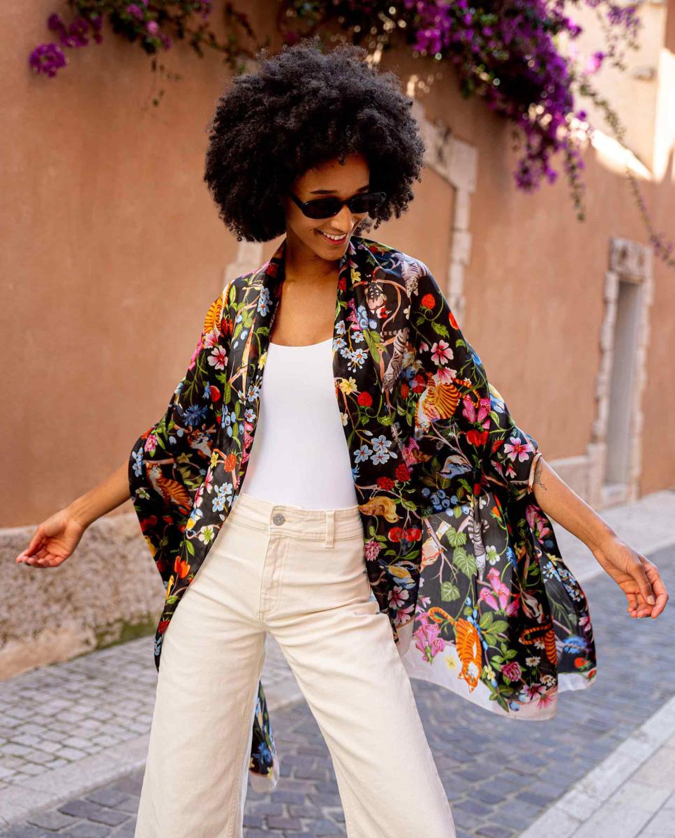 Cachecol com Estampado Floral Preto-6