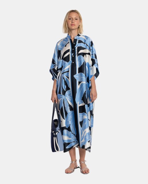 Imagem 0 de Kaftan com Estampado de Inspiração Tropical e Gola à Padre com Abotoadura à Frente.
