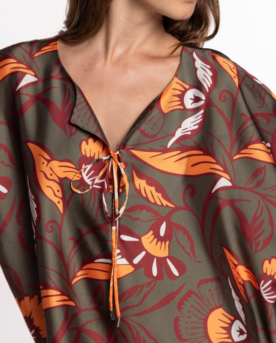 Caftán con estampado floral y cuello
