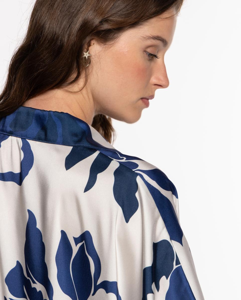Kaftan com Estampado Floral Grande e Colarinho de Camisa com Botões Metálicos. Cru-5