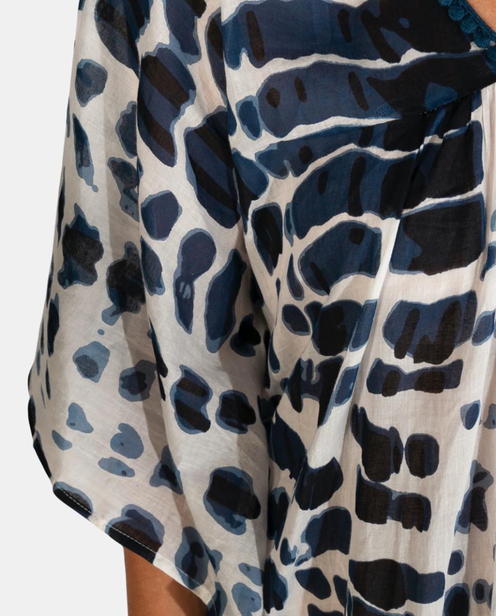 Kaftan Curto de Praia com Animal Print e Debruado de Crochet no Decote Azul-3