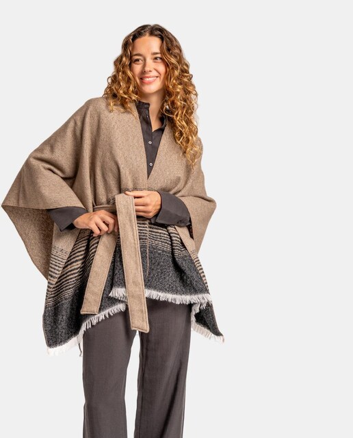 Imagen 0 de Poncho con lazada en marrón