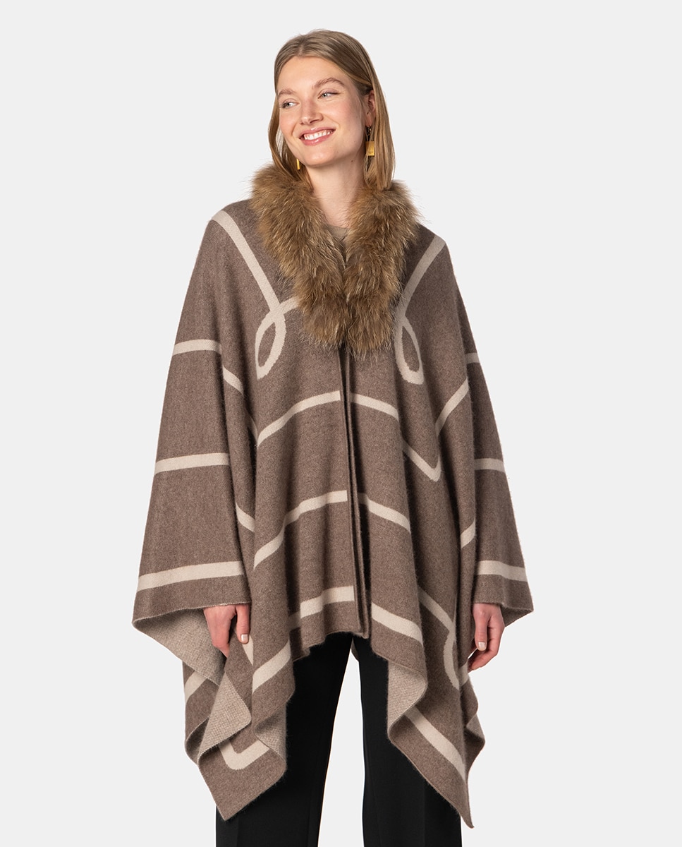 Capa com Intársia às Riscas e Gola de Pelo. Castanho-claro-1