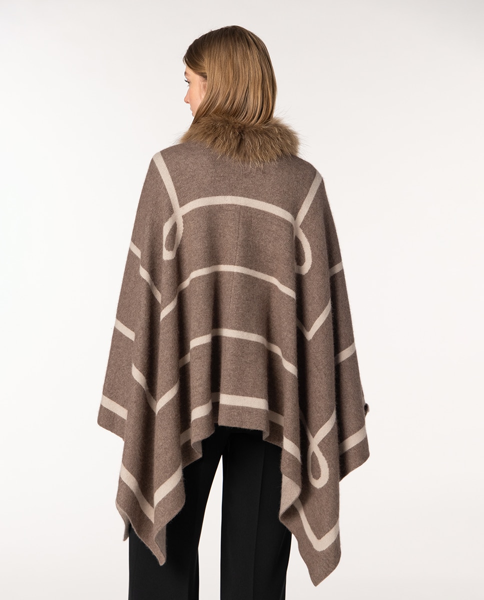 Capa com Intársia às Riscas e Gola de Pelo. Castanho-claro-2