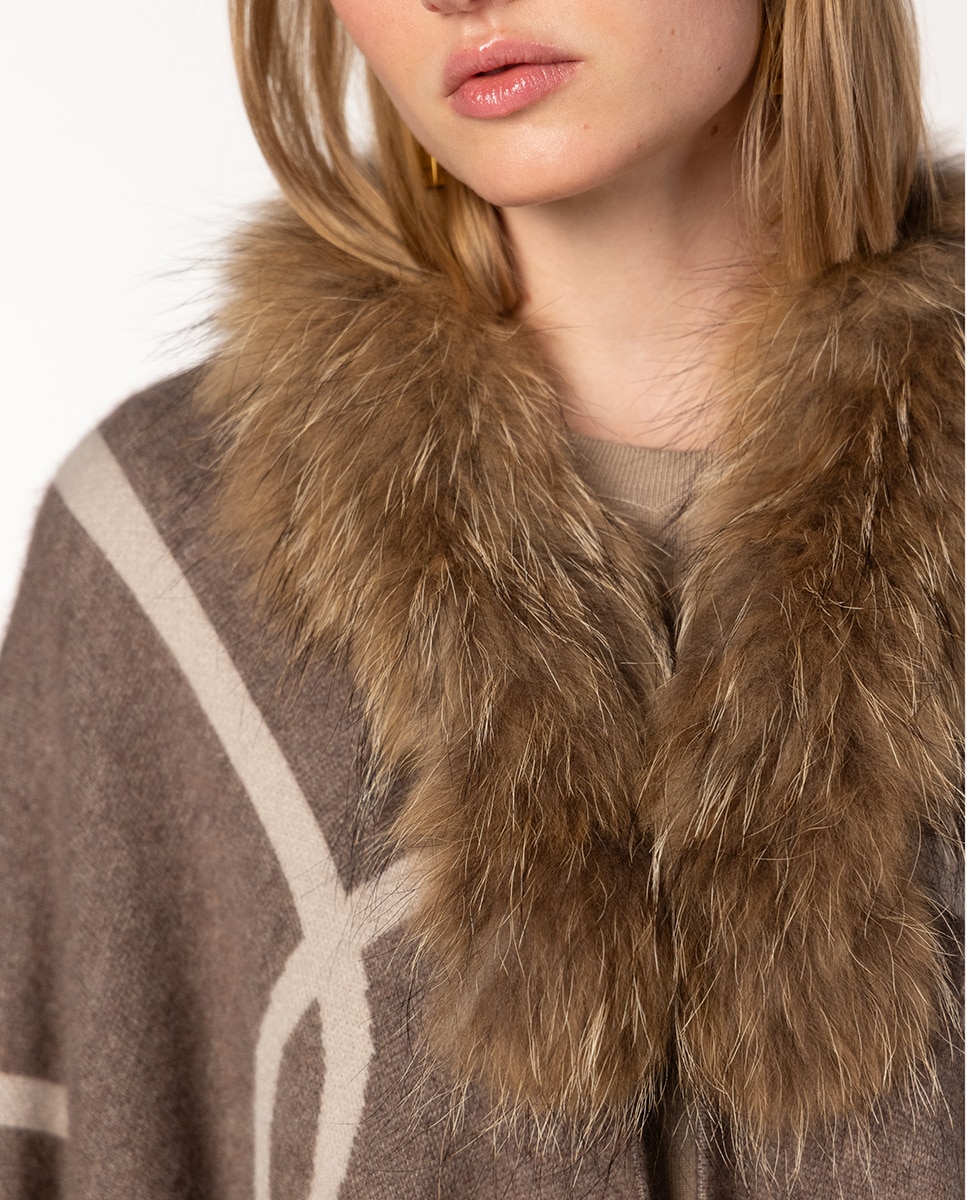 Capa com Intársia às Riscas e Gola de Pelo. Castanho-claro-4