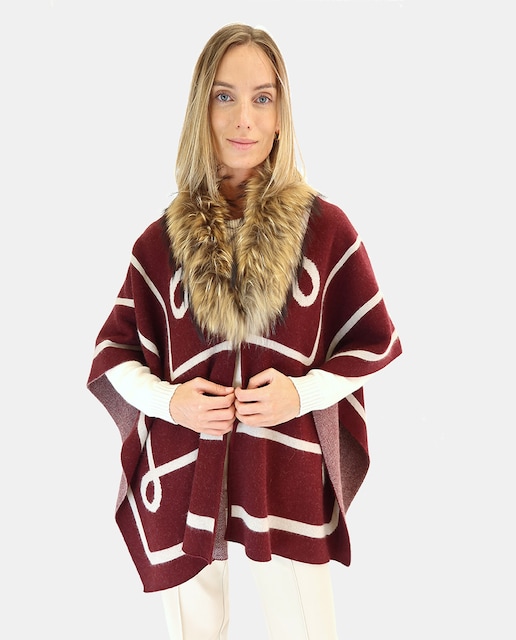 Imagen 0 de Capa con intarsia a rayas y cuello de pelo.