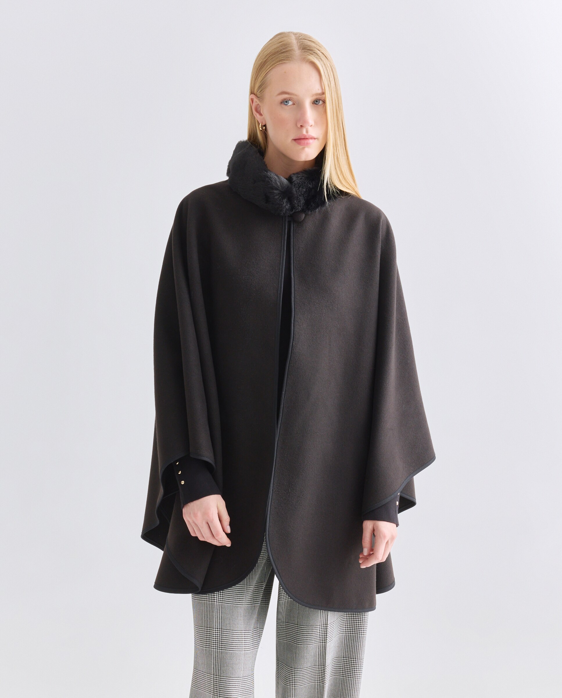 Imagem 0 de Capa Lisa com Gola em Polipele