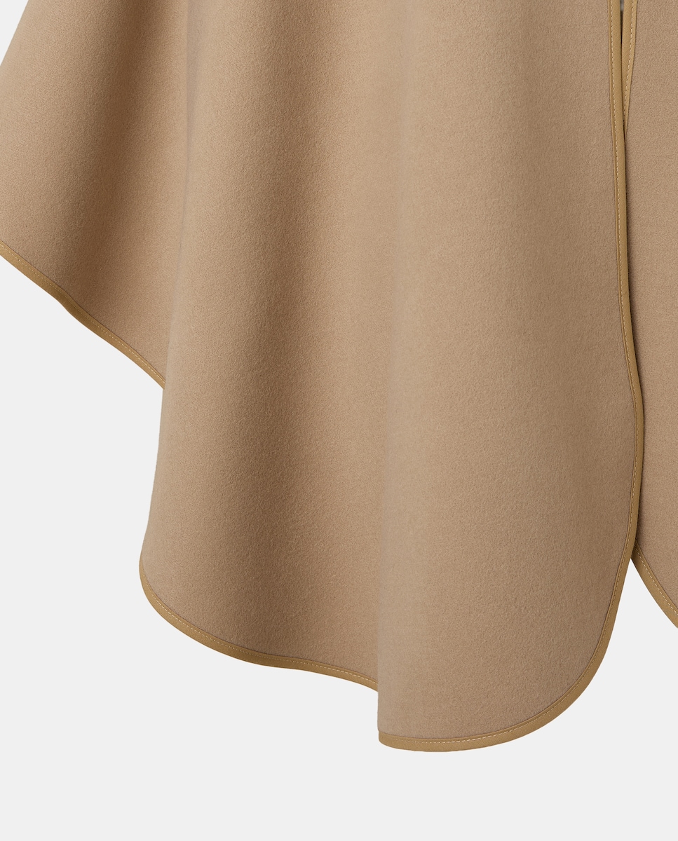 Capa Lisa com Gola em Polipele Bege-6