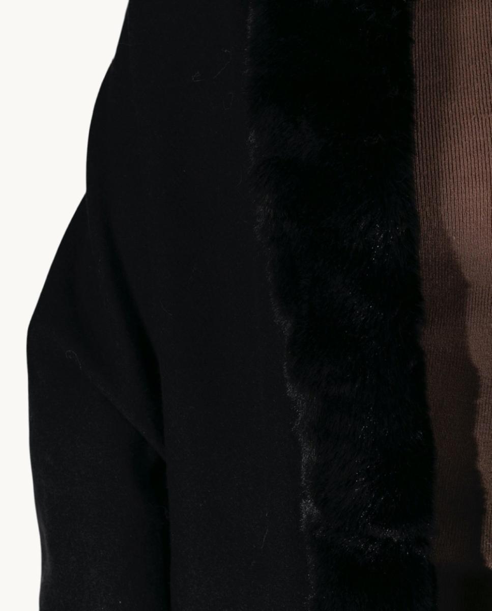 Capa Tipo Xaile com Gola com Efeito de Pelo e Franjas Preto-2