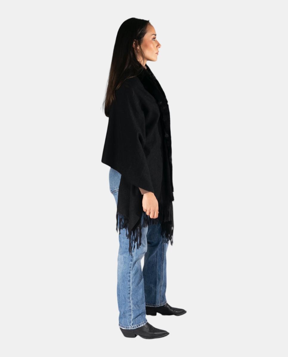 Capa Tipo Xaile com Gola com Efeito de Pelo e Franjas Preto-3
