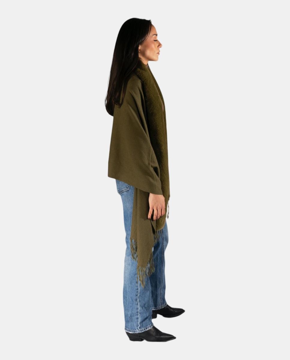 Capa Tipo Xaile com Gola com Efeito de Pelo e Franjas Verde-militar-3