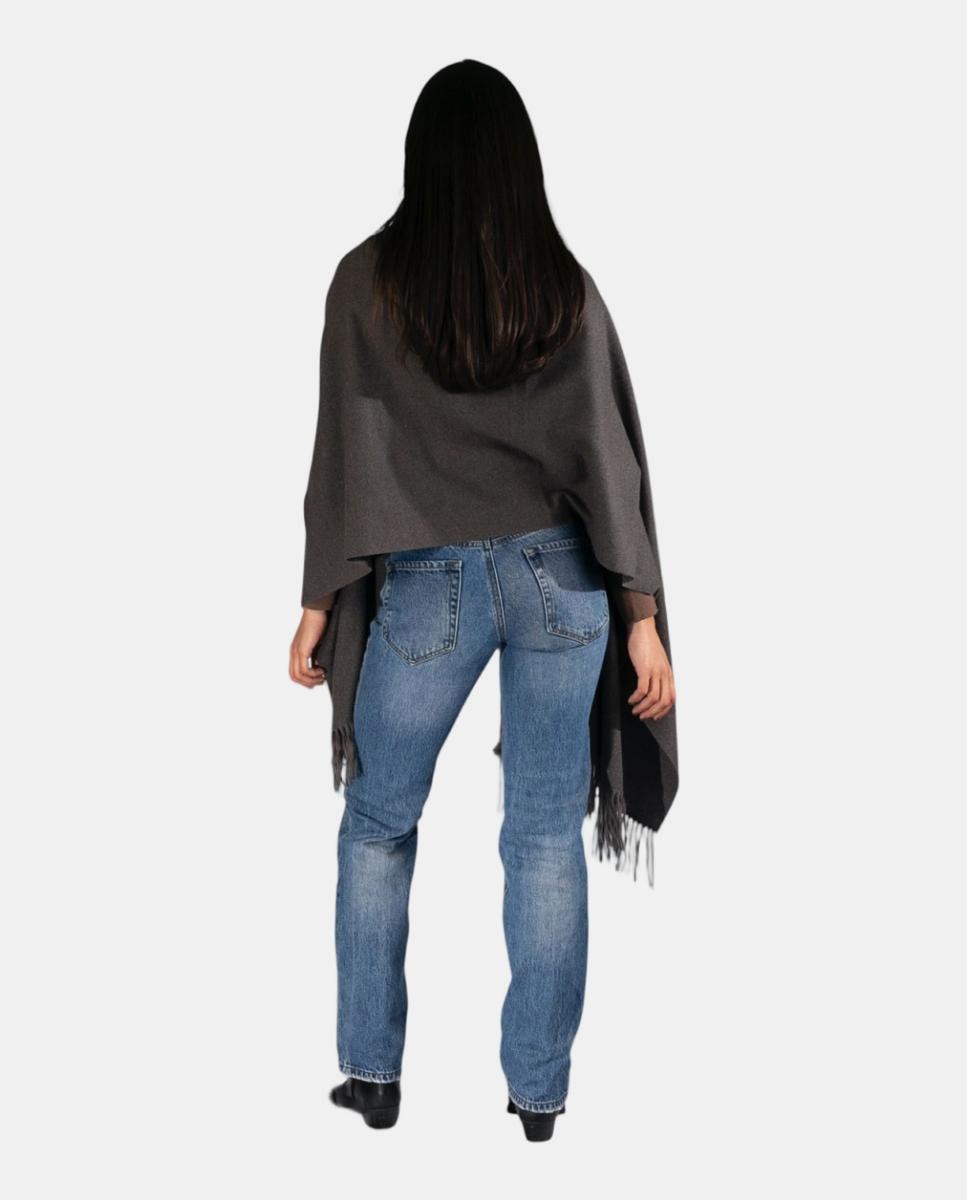 Capa Tipo Xaile com Gola com Efeito de Pelo e Franjas Cinzento-4