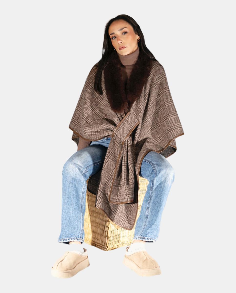 Capa Tipo Poncho em Tecido Suave com Desenho Envolvente e Gola de Pelo Castanho-2