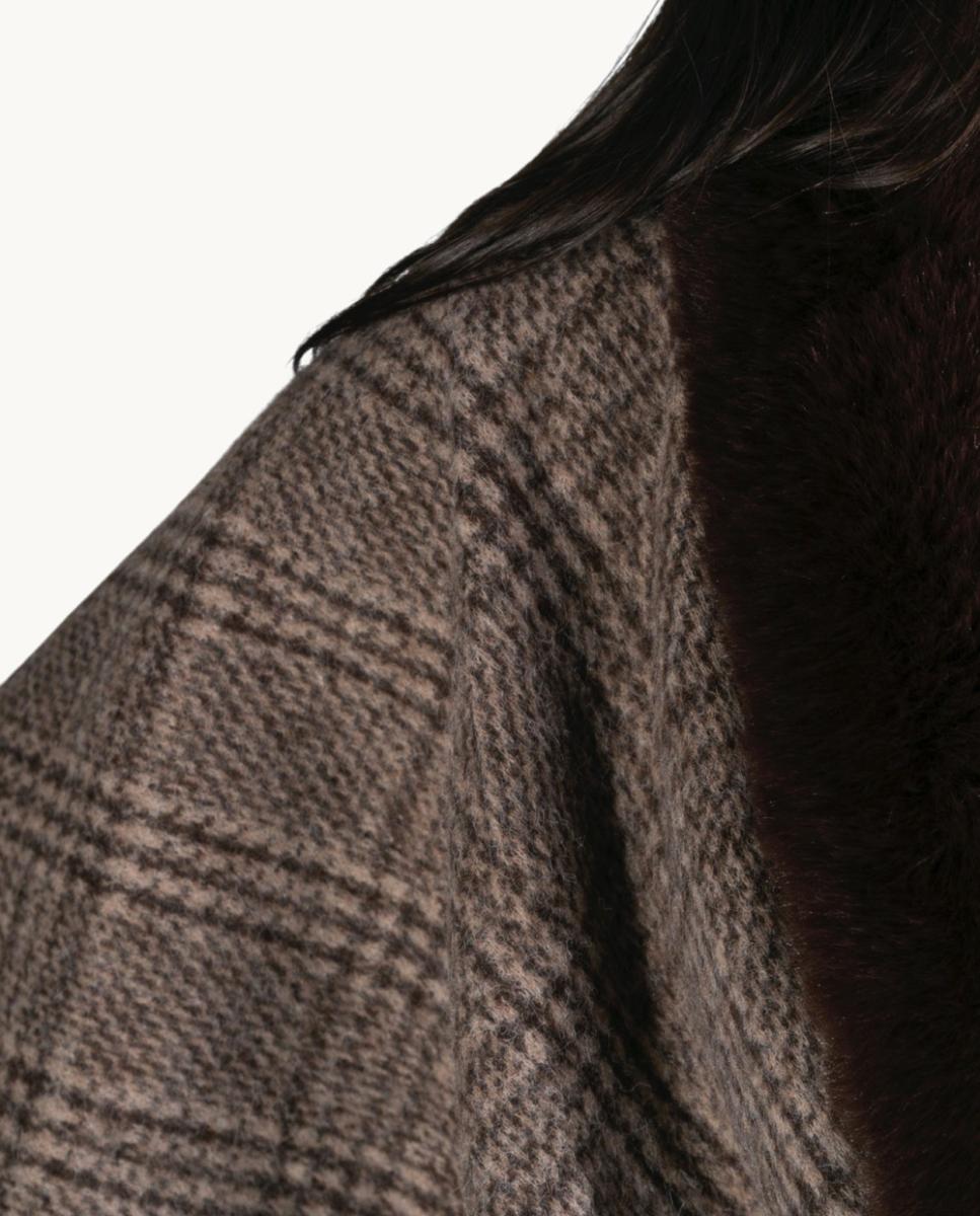 Capa Tipo Poncho em Tecido Suave com Desenho Envolvente e Gola de Pelo Castanho-3