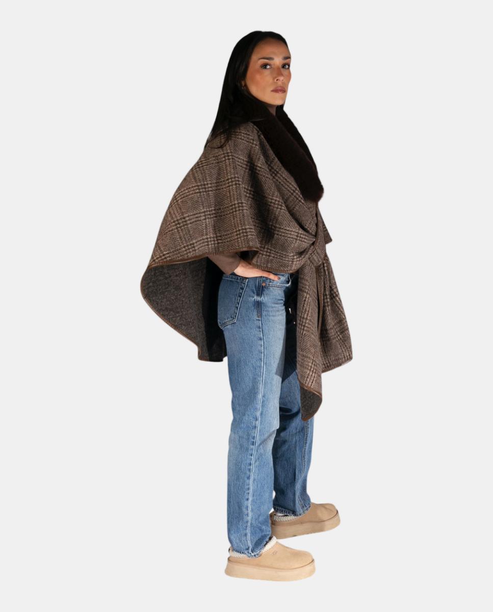 Capa Tipo Poncho em Tecido Suave com Desenho Envolvente e Gola de Pelo Castanho-4