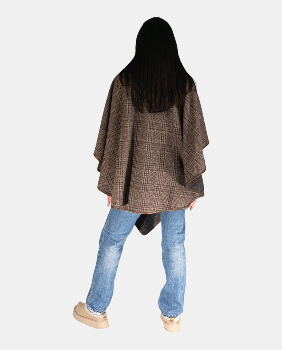 Capa Tipo Poncho em Tecido Suave com Desenho Envolvente e Gola de Pelo Castanho-5