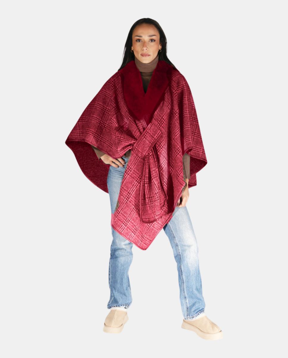 Imagem 0 de Capa Tipo Poncho em Tecido Suave com Desenho Envolvente e Gola de Pelo