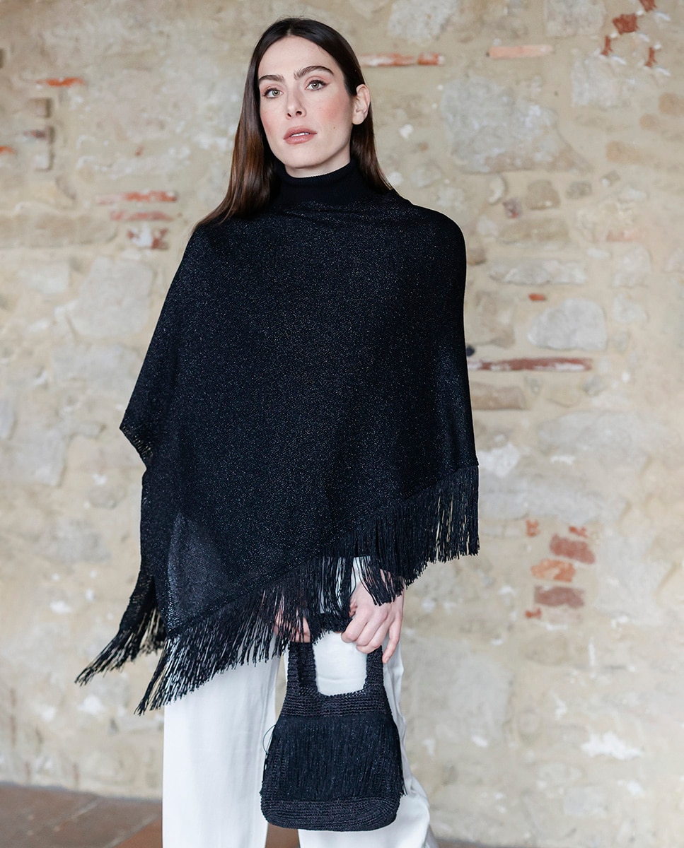 Poncho de Malha Lamé Preto-3