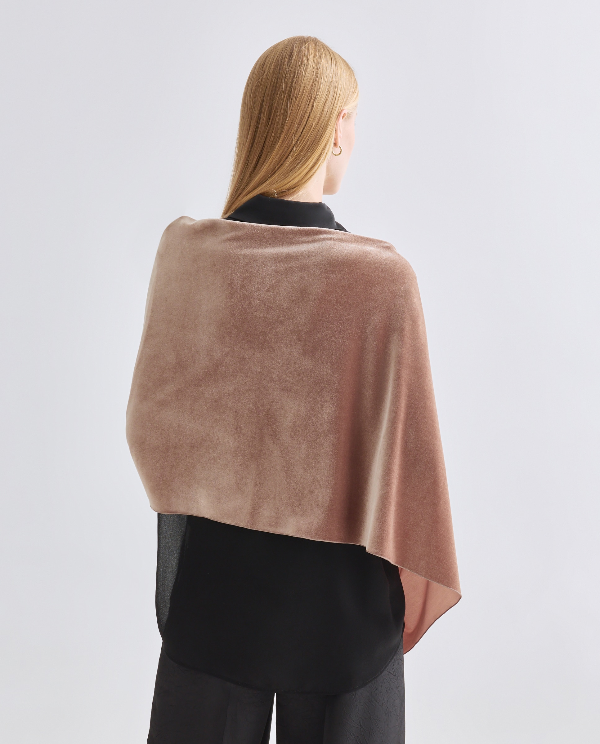Imagen 3 de Capa terciopelo con fruncido en hombro - Banarassi - Beige Beige
