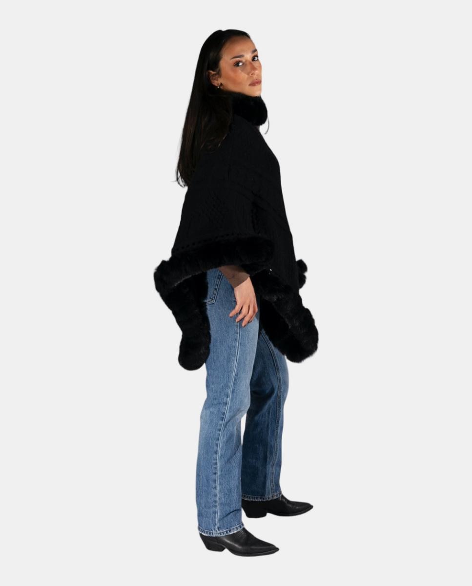Poncho de Malha Entrançada com Gola Envolvente e Acabamento de Efeito de Pelo Preto-3