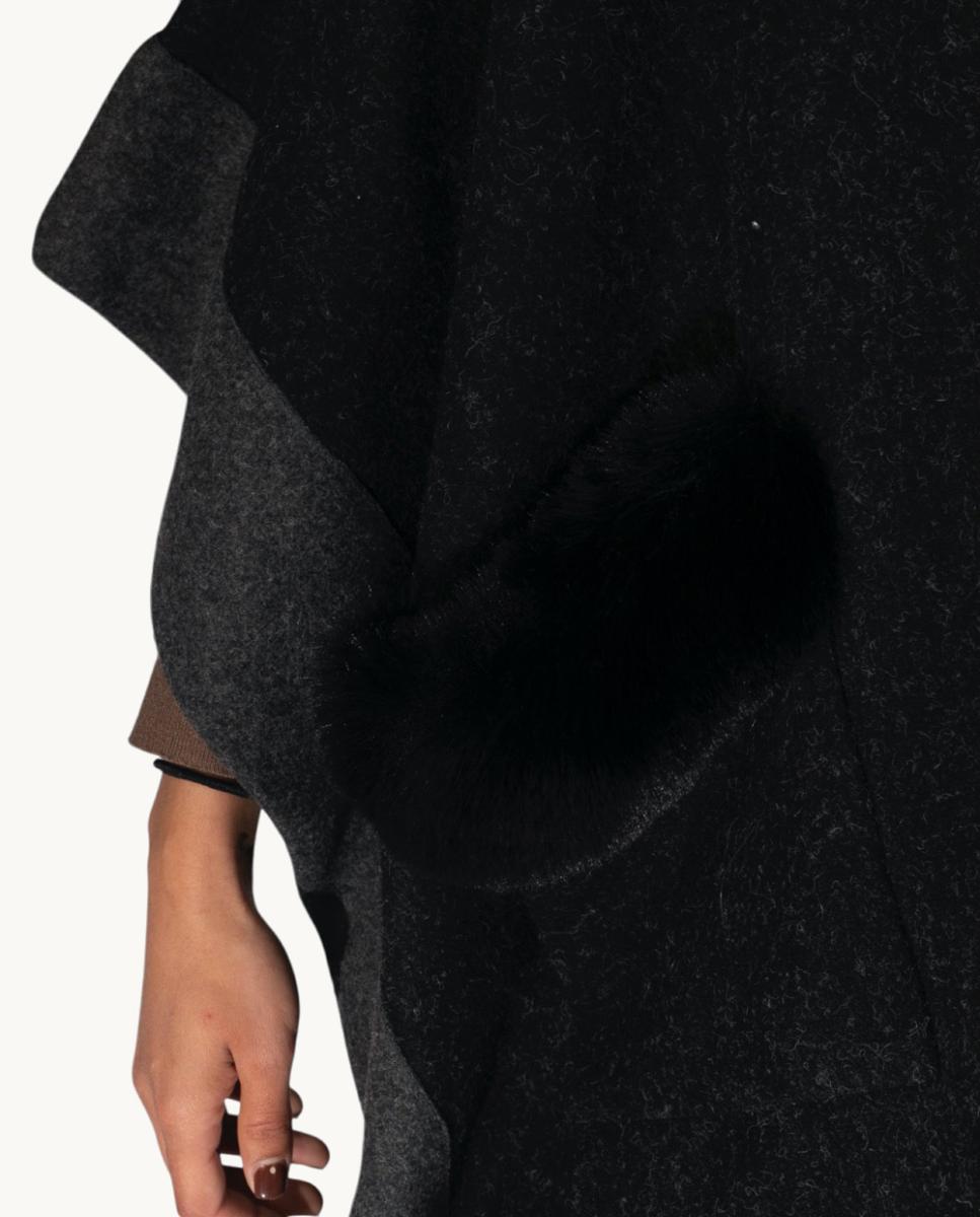 Capa Tipo Poncho de Tamanho Largo com Bolsos e Gola de Pelo Preto-2