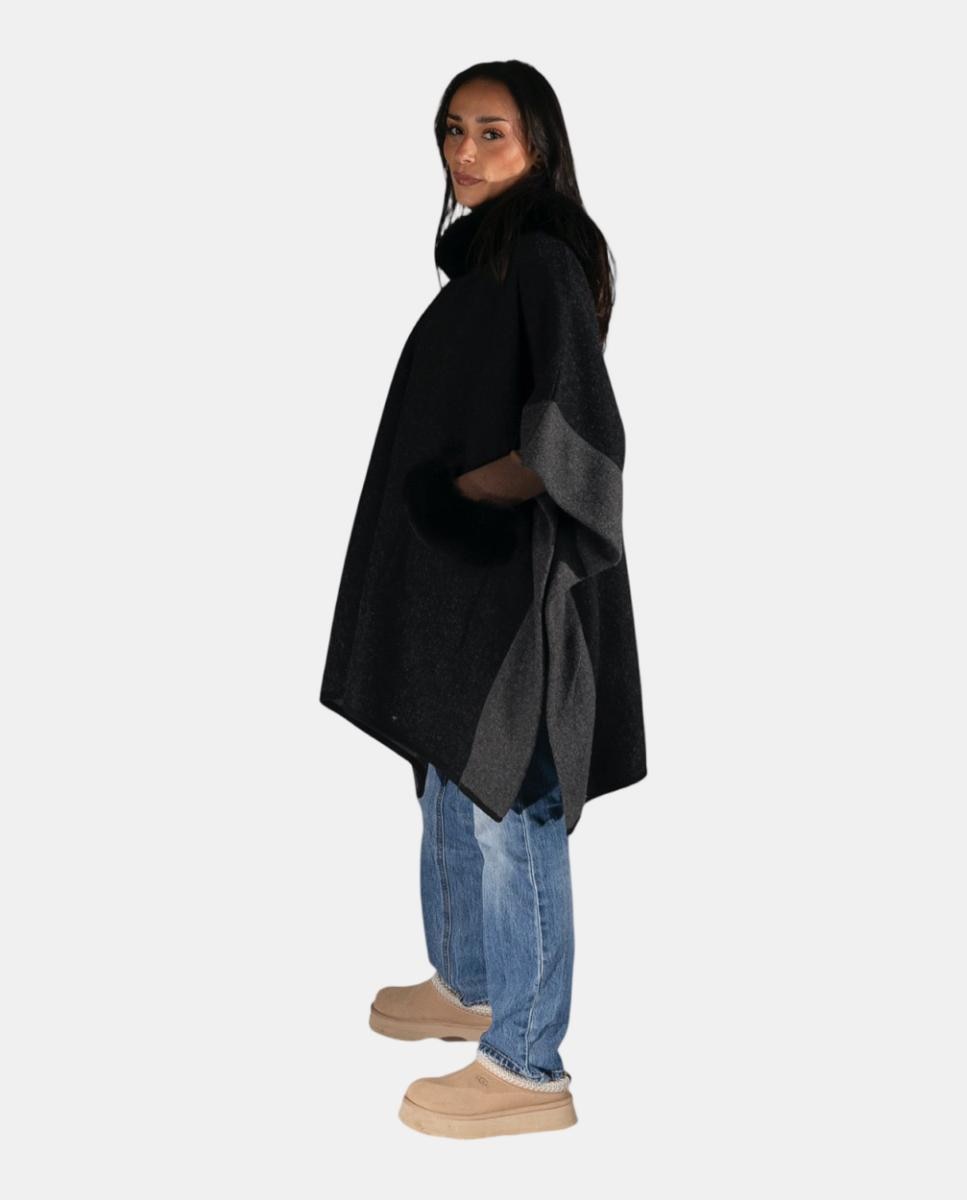 Capa Tipo Poncho de Tamanho Largo com Bolsos e Gola de Pelo Preto-3