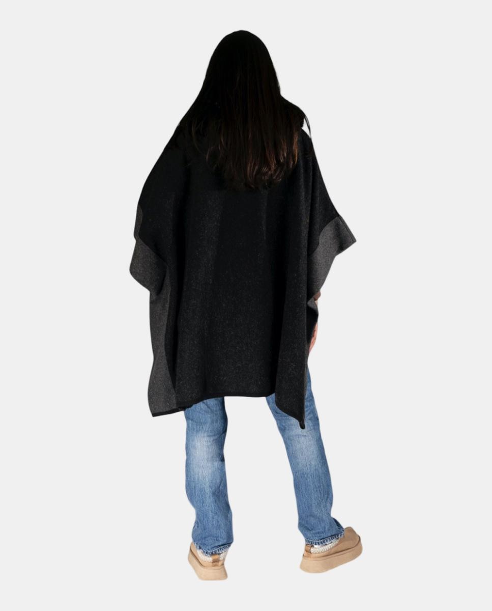 Capa Tipo Poncho de Tamanho Largo com Bolsos e Gola de Pelo Preto-4
