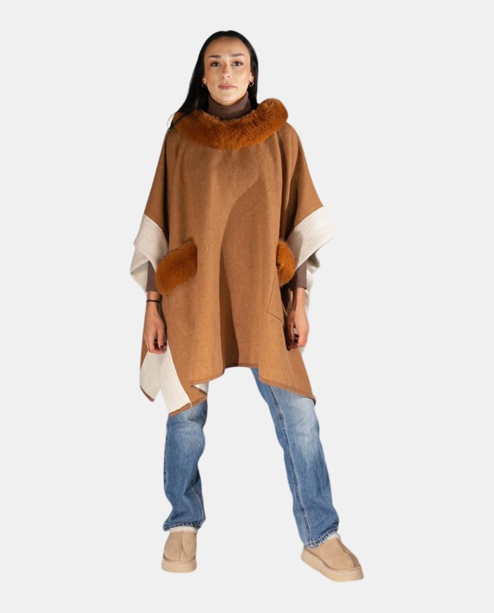 Imagem 0 de Capa Tipo Poncho de Tamanho Largo com Bolsos e Gola de Pelo