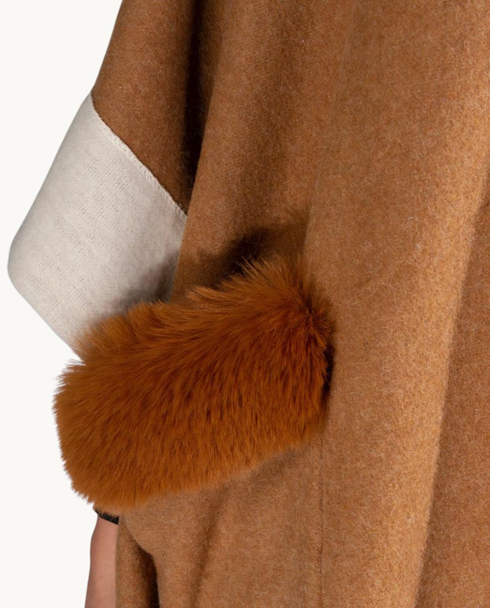 Capa Tipo Poncho de Tamanho Largo com Bolsos e Gola de Pelo Castanho-2